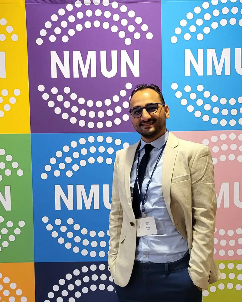 Ahmad Salah vor einer NMUN-Wand in New York